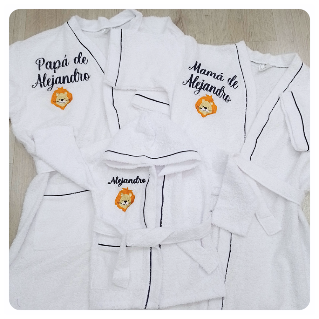 Salida de baño en toalla: Mamá, Papá y bebe