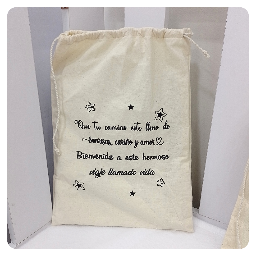 Ajuar bolsa de regalo en tela bordada